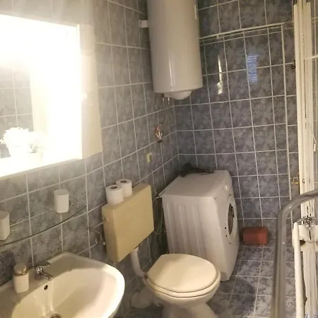 アパート Kalu ムリニ